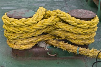 Yellow rope on the ferry to Suouroy