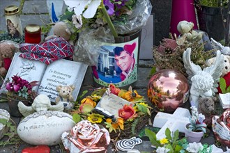 Fan gifts next to the stele commemorating Elvis Presley in front of his former residence Hotel Grunewald