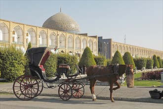 Horse-drawn carriage in front of the dome of the Lotfollah Mosque