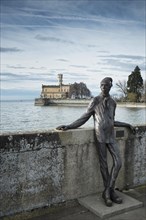 Bronze figure of a former dock worker at the pier