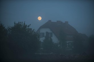 Hunter's Mansion of Galkowo at night