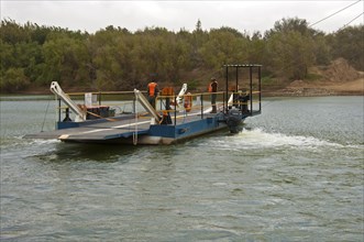 Octha ferry pontoon across the Orange River