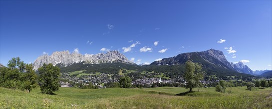 Panoramic view of the Pomagagnon Massif