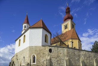 Kirchenberg with the fortified walls of the Catholic Parish Church of the Assumption and the Catholic subsidiary church of St. Sebastian