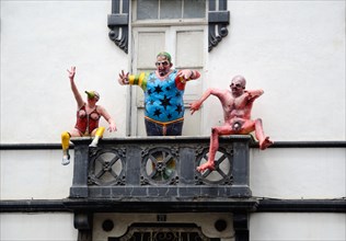 Figures on the facade of a house