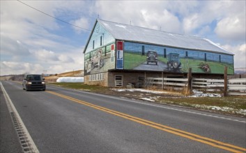 Murals on a barn along the Lincoln Highway commemorate the nation's first transcontinental highway