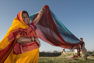 Pilgrims drying a sari