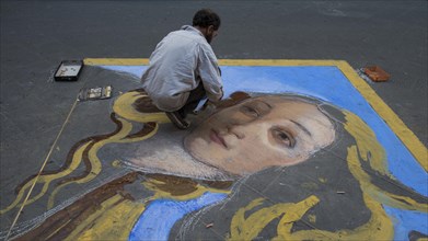 Painter with Renaissance street painting