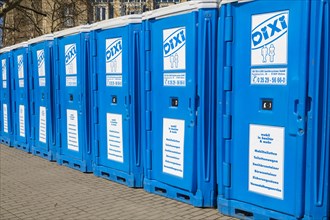 Row of DIXI toilet cubicles in front of the Neues Rathaus construction site