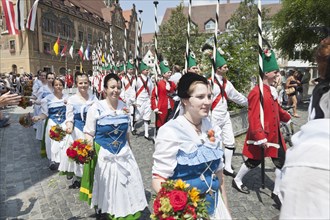 Fischer girls and white fishermen during a parade in front of the Town Hall