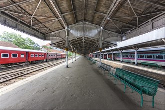 Platform of the railway station in the village of Deiyannewela