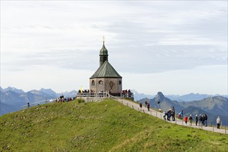 Hikers at Heilige Kreuzerhohung chapel