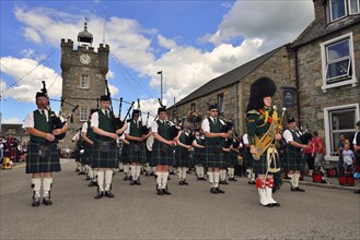 Pipe major leading a pipe band