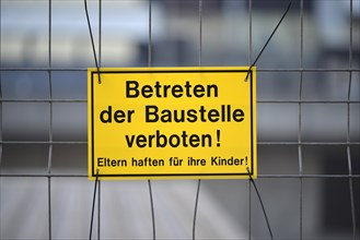 Warning sign 'Betreten der Baustelle verboten! Eltern haften fur ihre Kinder!' or 'No Trespassing! Parents responsible for their children!'