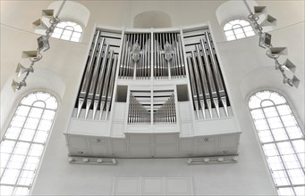 Plenary with the organ by Orgelbau Klais