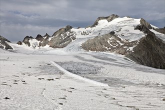 250 x 3 meters long and 1.70 meters high glacier table