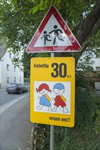 Traffic sign 'caution children crossing'