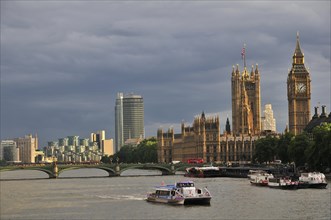 View from Hungerford Bridge on the Houses of Parliament wer and Elizabeth Tower clock tower