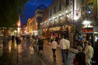 Busy street with pubs in Fleet Street