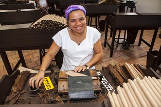 Woman rolling cigars in the Dannemann cigar company
