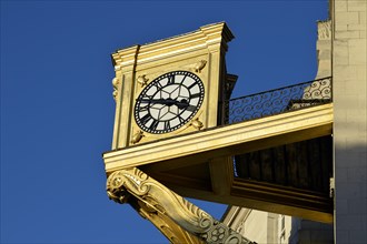 Golden clock at Leeds Civic Hall