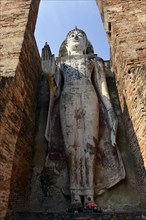 Standing Buddha statue Phra Attharot