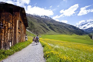 Hikers at Weiler Melag in Vallelunga in Alta Val Venosta