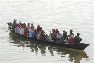 People in a boat on the Lemro River