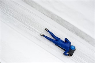 Skeleton racer on the ice track