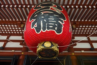 Huge lantern in the Senso-ji temple