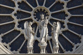 Group of sculptures and rosette of the church window