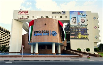 Advertising for Expo 2020 on an administrative building of the city