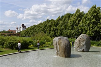 Fountain sculpture with three boulders
