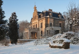 Villa Haar with park in the snow