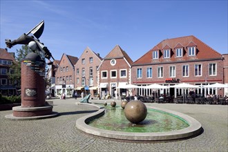 Commercial building and Marktbrunnen fountain