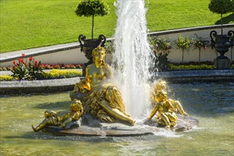 Fountain figures Flora and puttos