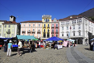 Market on Piazza Grande square