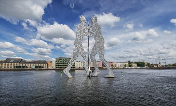 Molecule Man sculpture in the Spree River