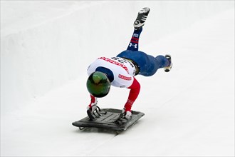 Skeleton racer on the ice track