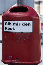 Trash can with a sticker with the message 'Gib mir den Rest'