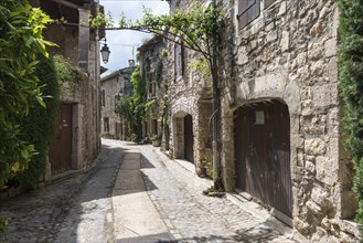 Alleyway in the village of Aigueze