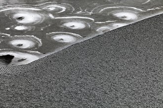 Ice surface with annular structures