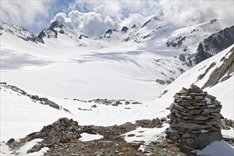Cavardiras glacier and Oberalpstock with a signpost