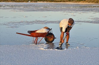 Salt production by hand