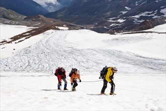 Climbers on the edge of the Zufallferner Glacier in Val Martello