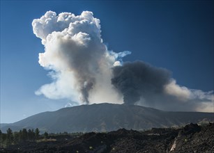 Eruption column above the new southeast crater