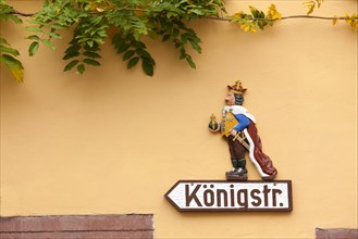 Hand-crafted street sign 'Koenigstr.' with a king