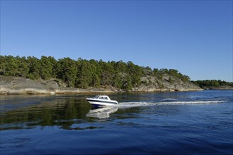 Motorboat off the island of Soder Langjolm