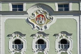 Stuccoed coat of arms of the town of Burghausen on the Town Hall