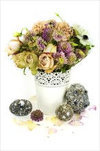 Pastel-coloured bouquet with precious Easter eggs